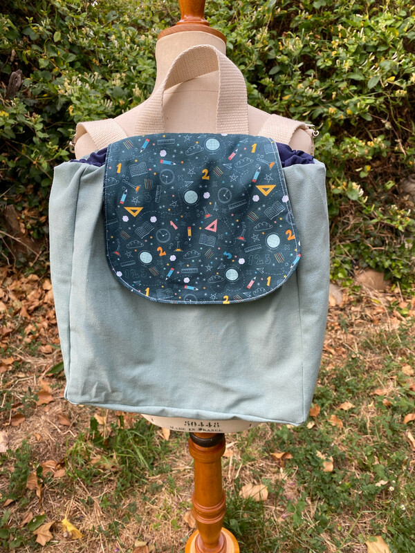 Sac à dos d'enfant motifs crayons, équerres…
