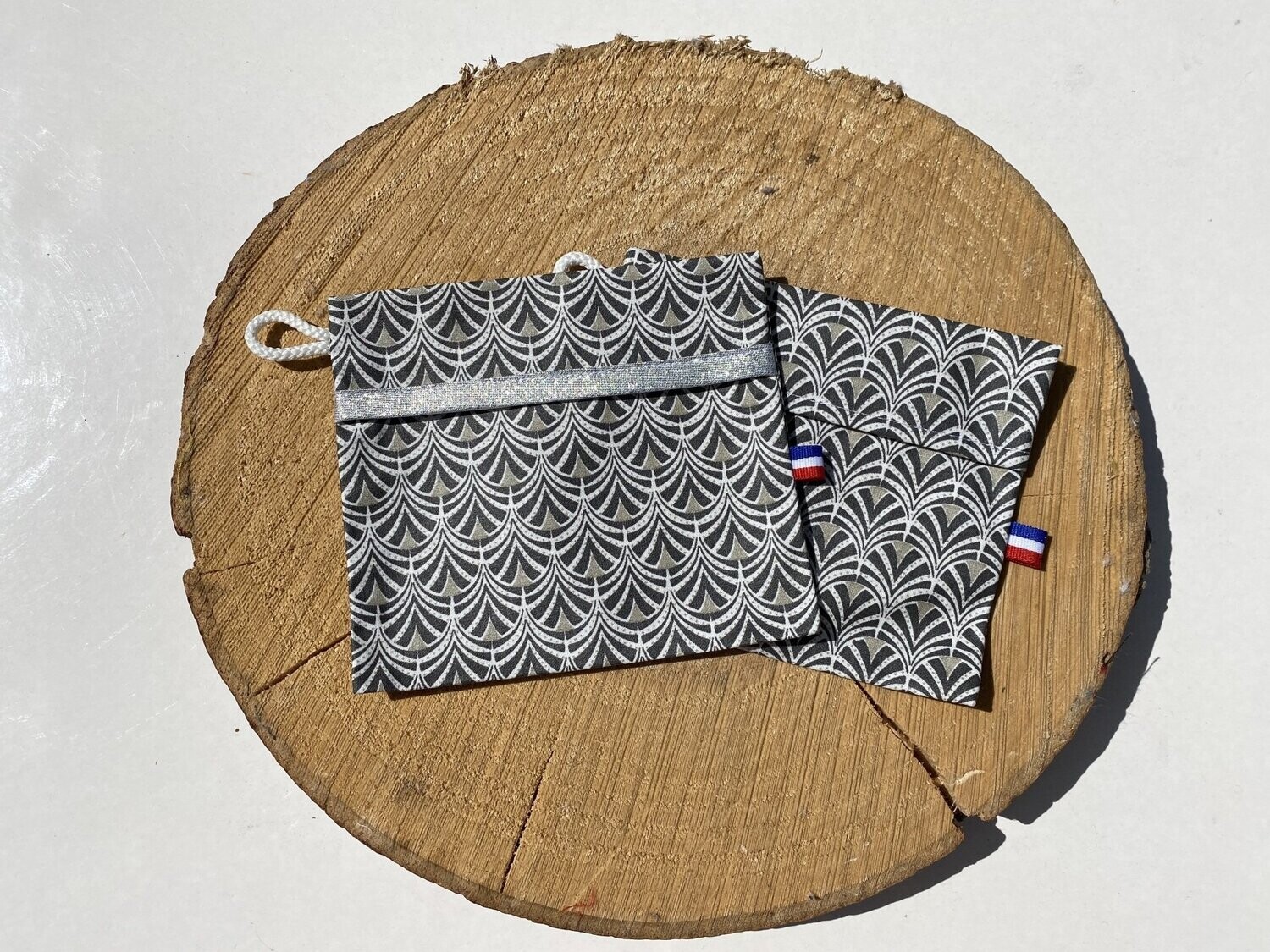 Pochette enduite à motifs géométriques gris
