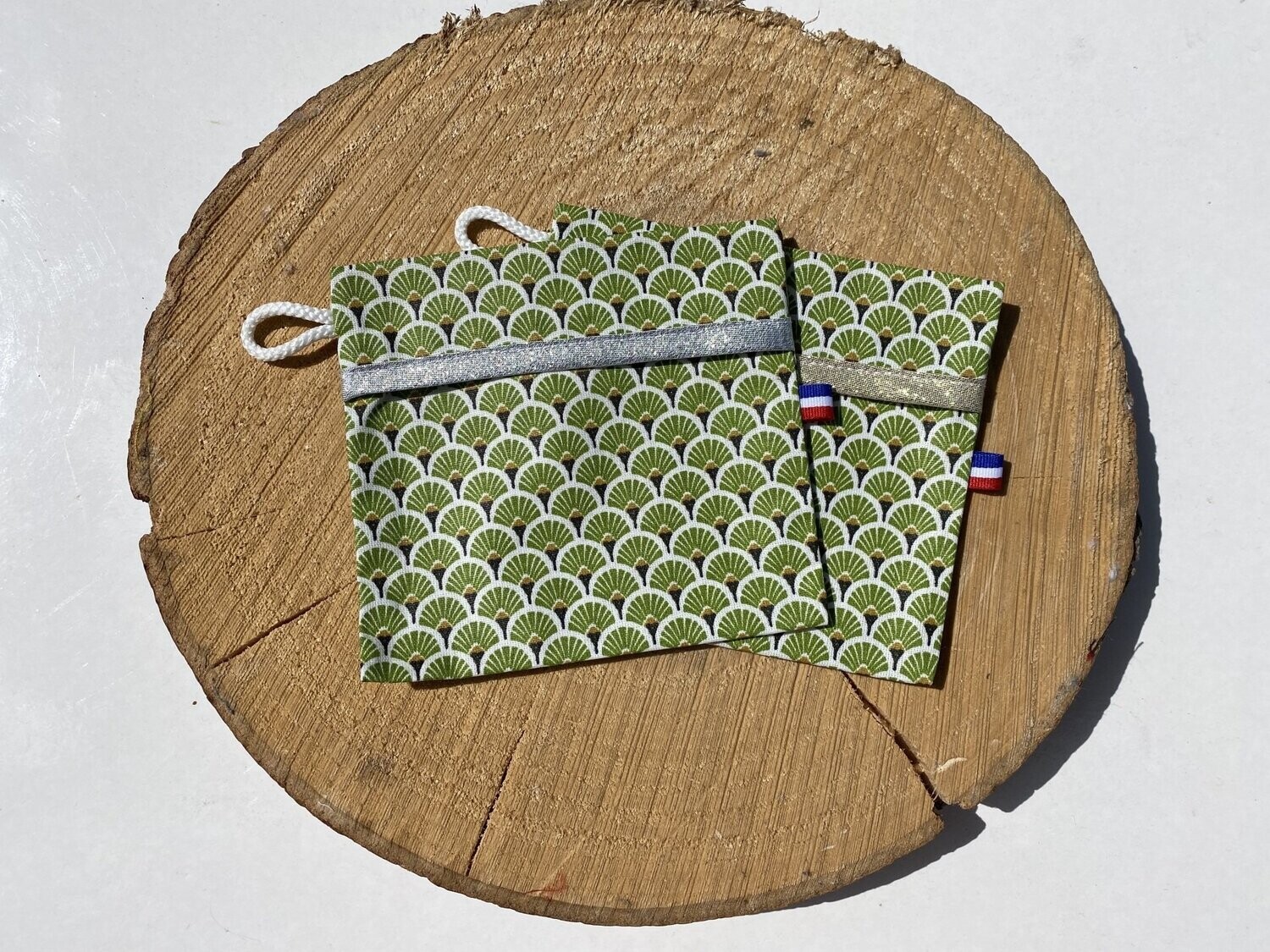 Pochette enduite à motifs géométriques verts