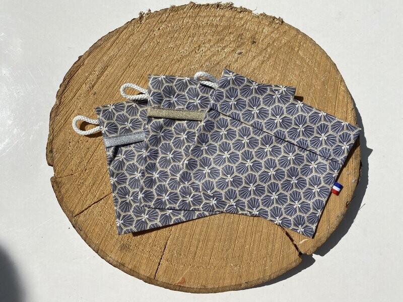 Pochette enduite à motifs géométriques gris