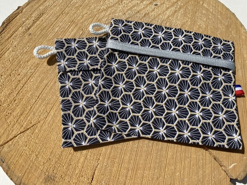 Pochette enduite à motifs géométriques noirs