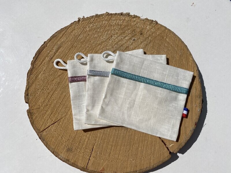 Pochette enduite blanche et différents rubans de couleurs