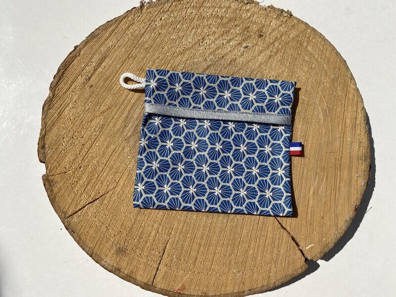 Pochette enduite à motifs géométriques bleus et ruban argenté