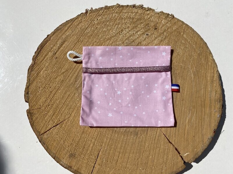 Pochette enduite rose à étoiles blanches et ruban rose