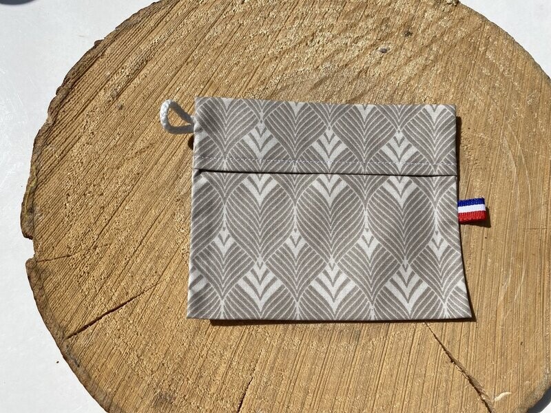 Pochette enduite à motifs géométriques beiges et blancs