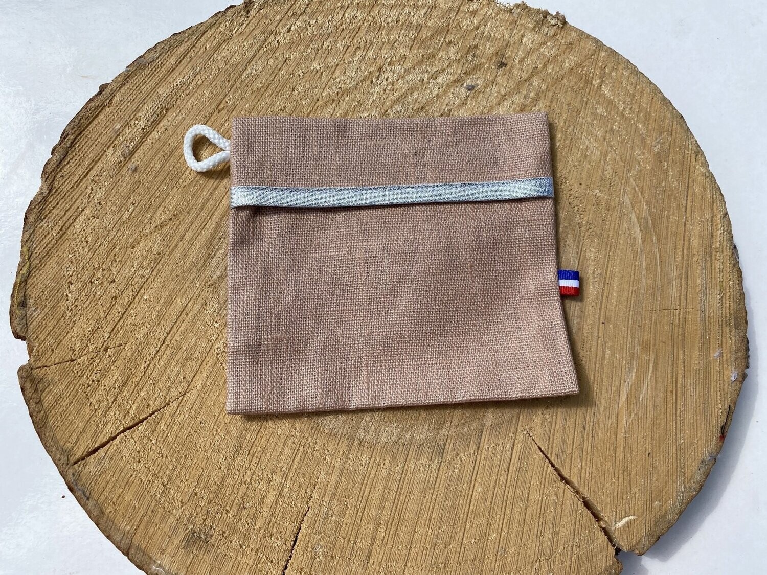 Pochette enduite beige rosée et ruban argenté