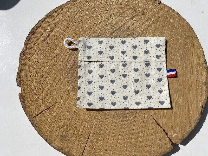 Pochette enduite à motifs coeurs