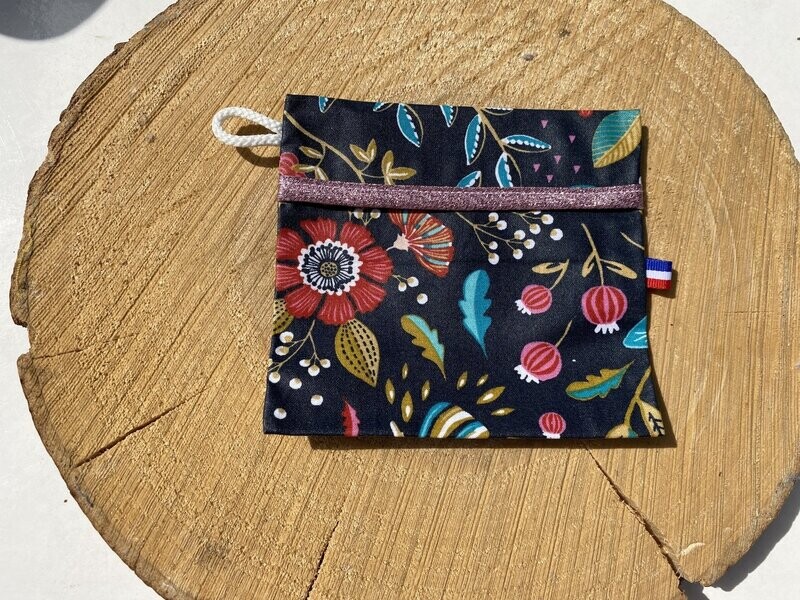Pochette enduite à motifs fleurs sur fond noir et ruban rose