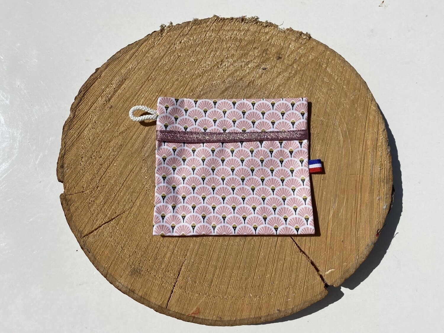 Pochette enduite à motifs géométriques roses