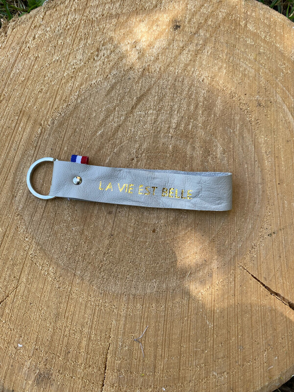 Porte clé en cuir « LA VIE EST BELLE »
