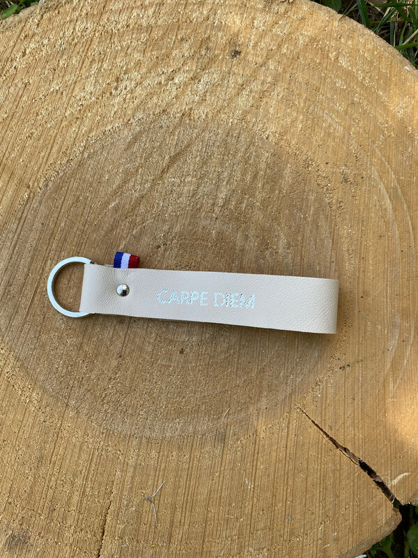 Porte clé en cuir « CARPE DIEM »