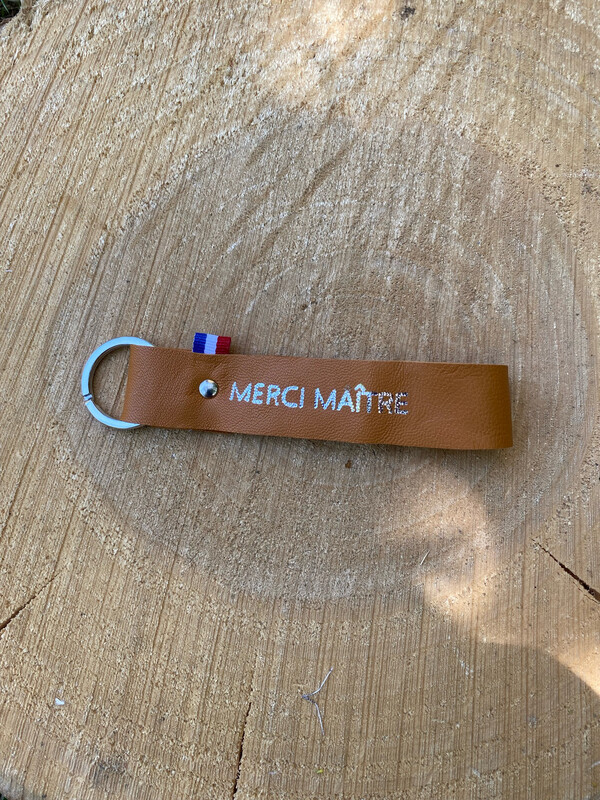 Porte clé en cuir « MERCI MAÎTRE » 