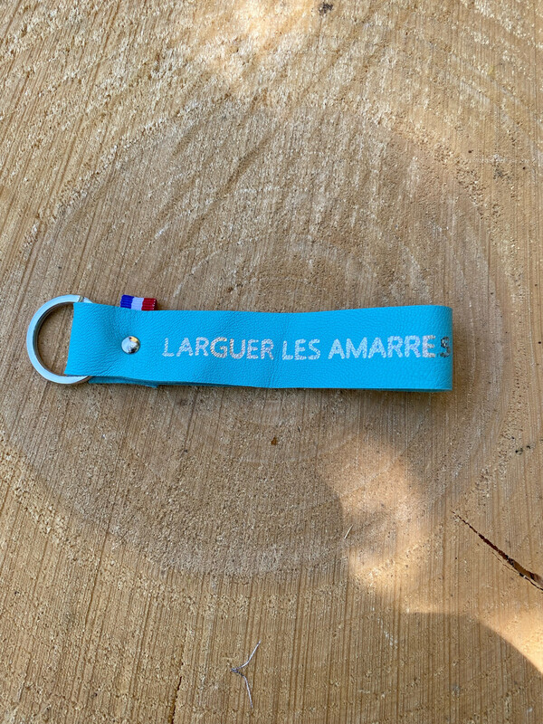 Porte clé en cuir « LARGUER LES AMARRES » 