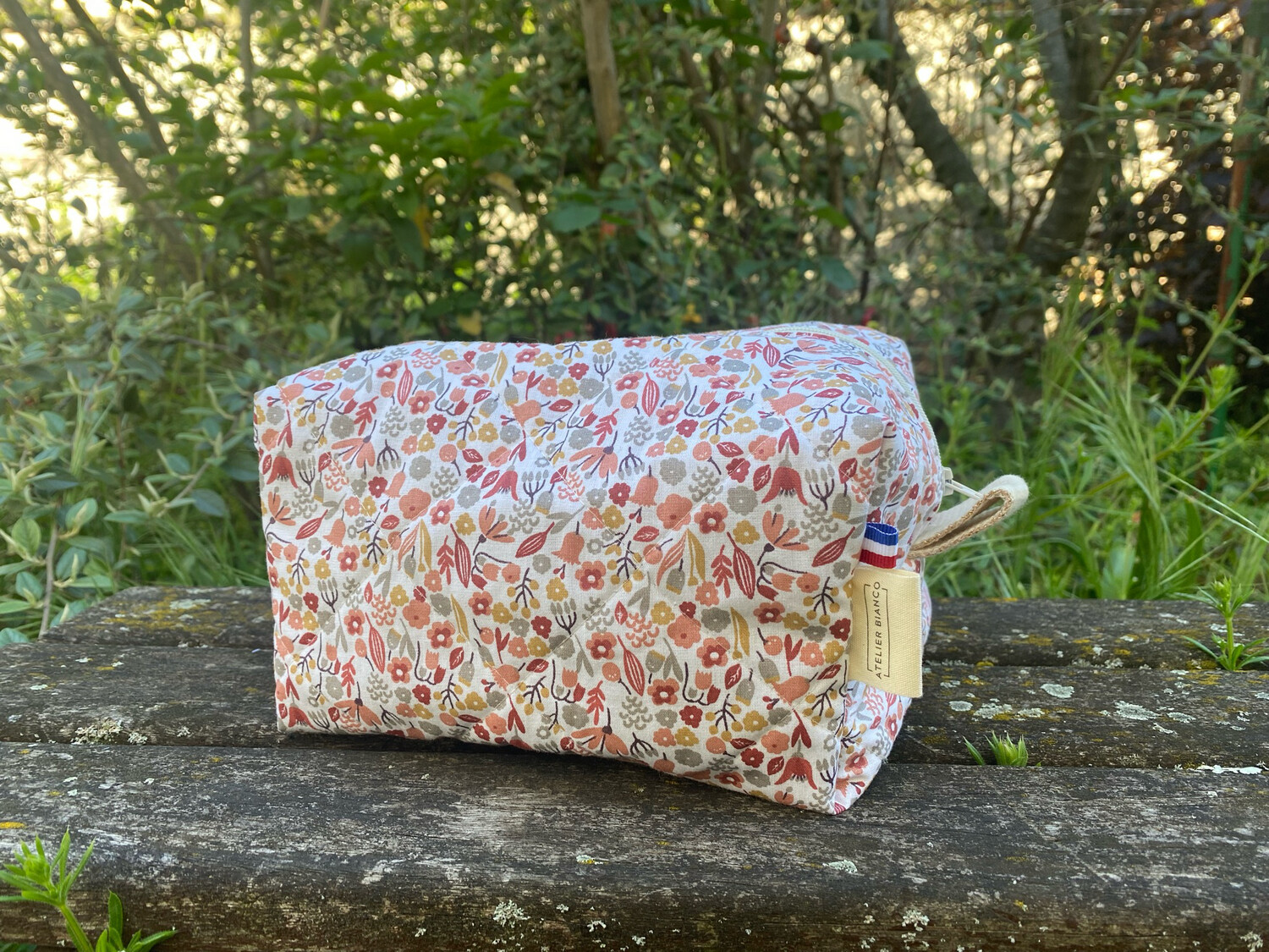 Trousse de toilette en tissu matelassé à fleurs framboises, moutarde et gris