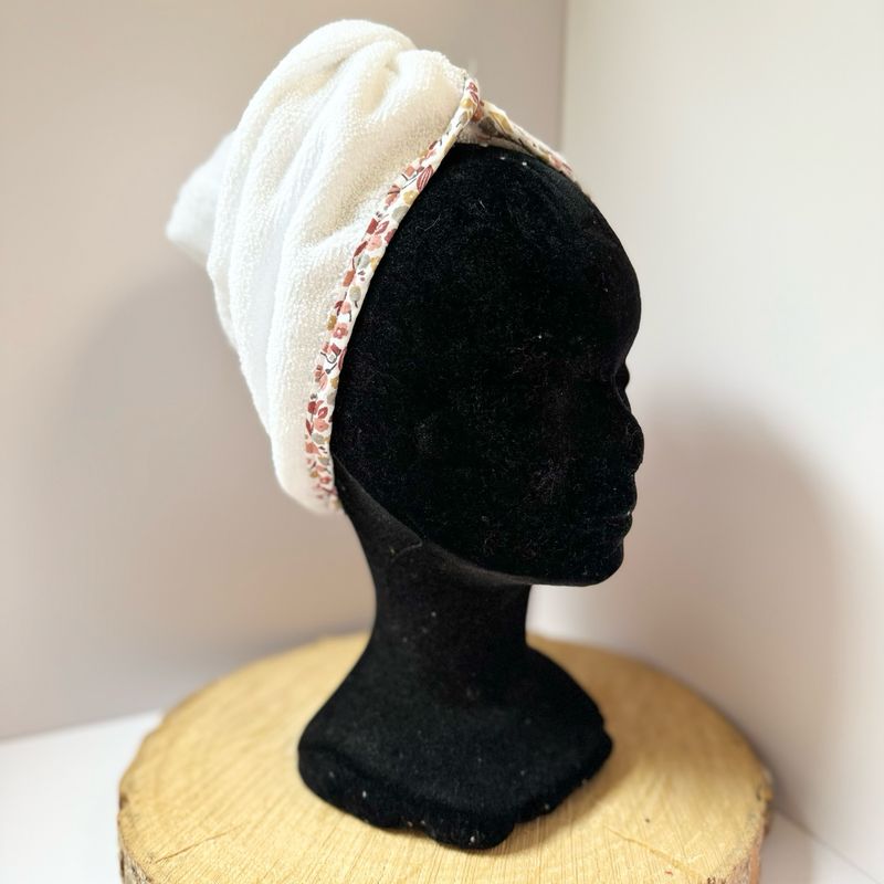 Serviette à cheveux et motifs fleuris