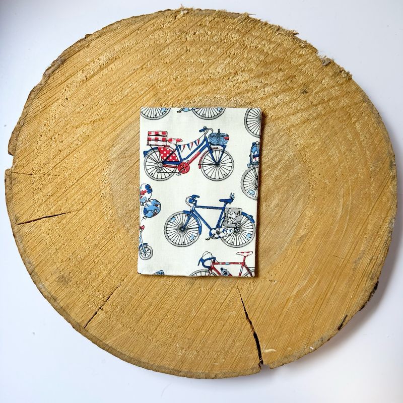 Pochette à passeport "Vélo dans les tons bleus"