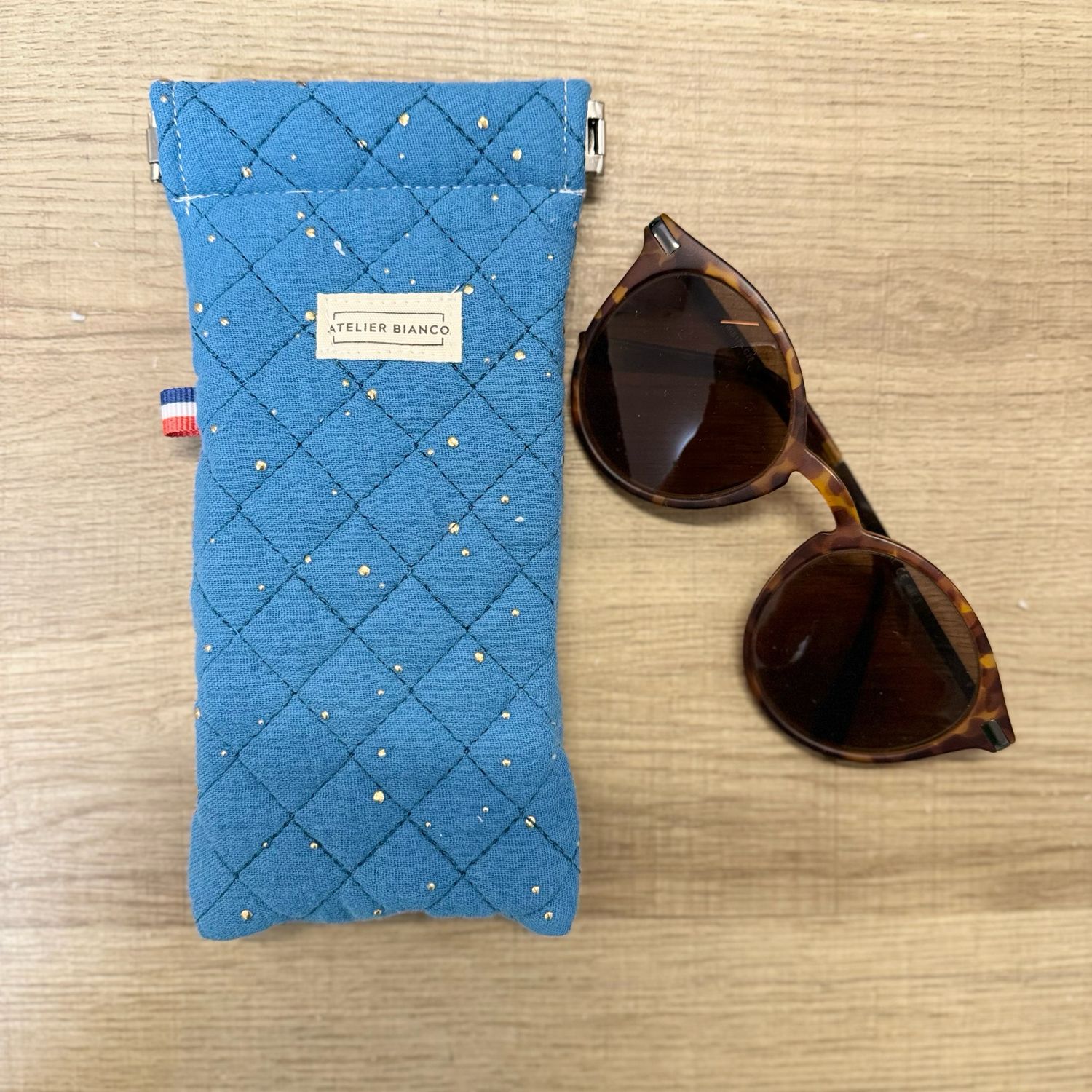 Etui à lunettes en double gaze matelassée à pois dorés