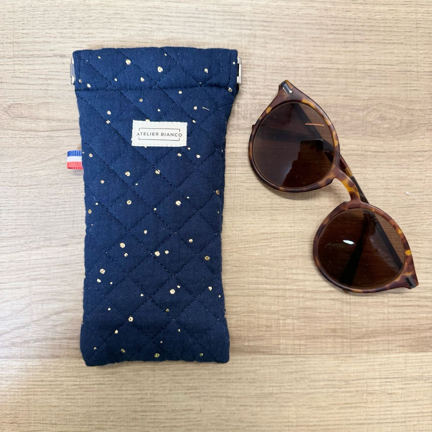Etui à lunettes en double gaze matelassée à pois dorés