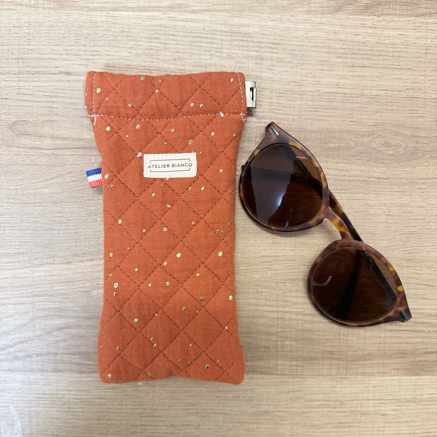 Etui à lunettes en double gaze matelassée à pois dorés