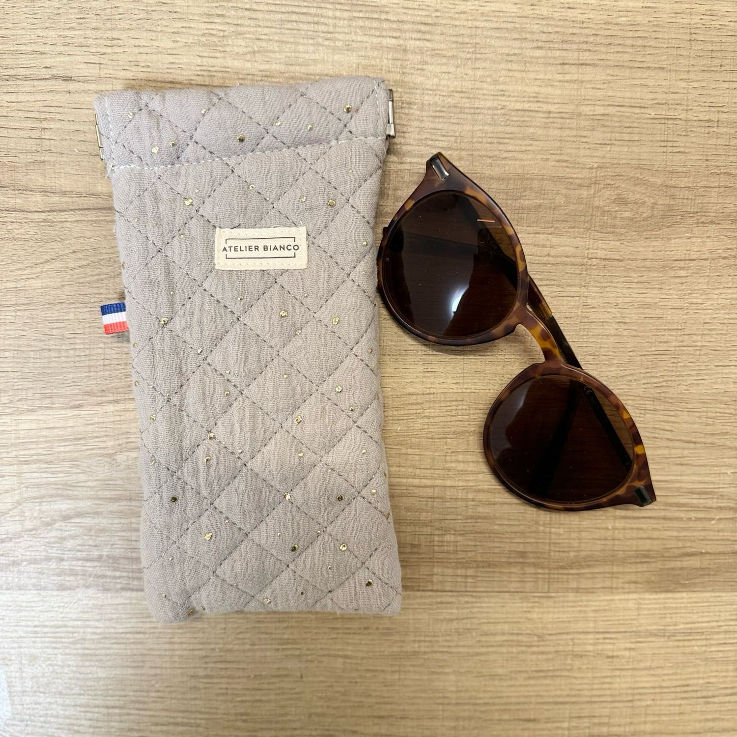 Etui à lunettes en double gaze matelassée à pois dorés