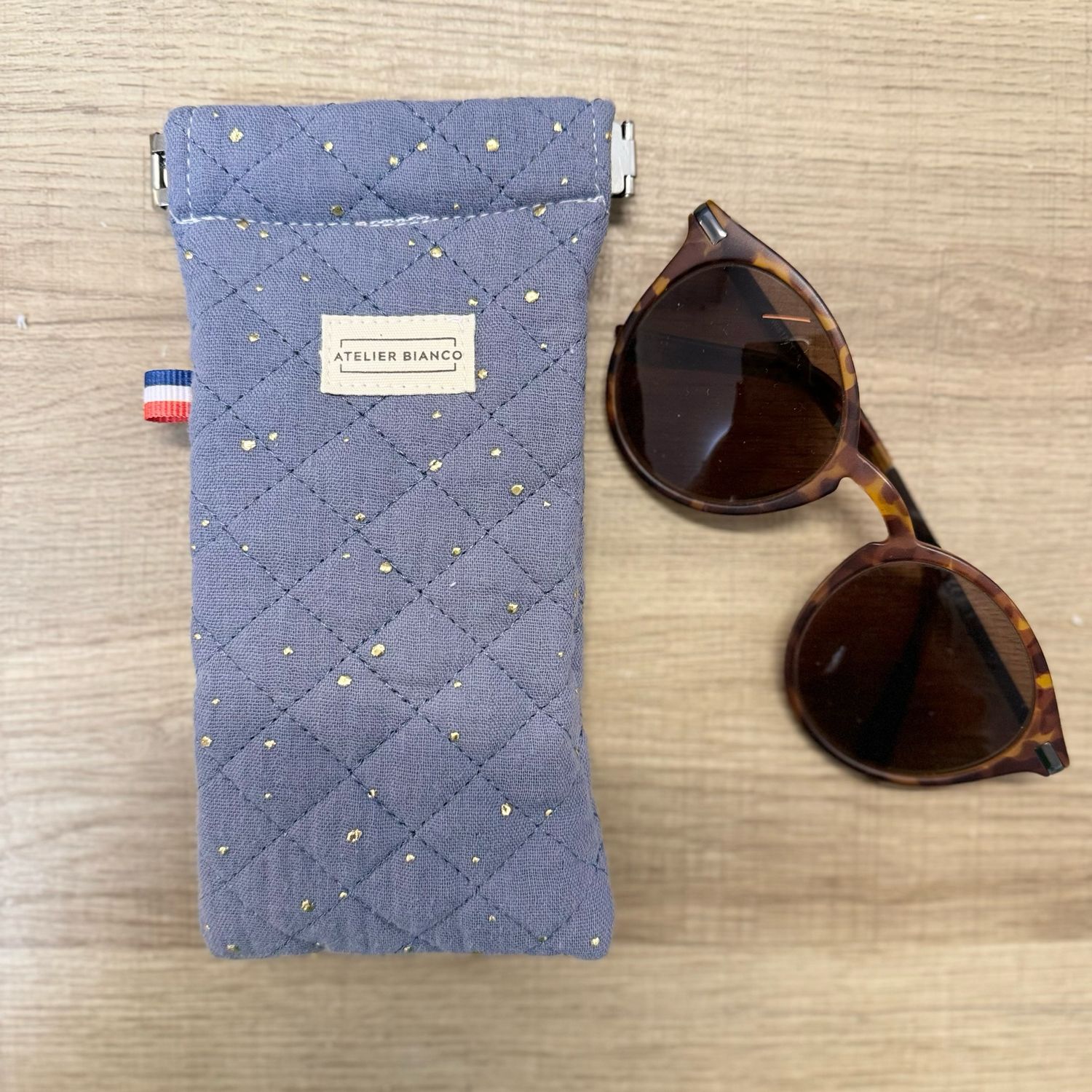 Etui à lunettes en double gaze matelassée à pois dorés