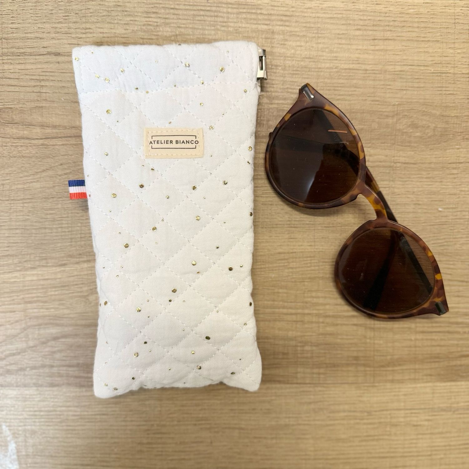 Etui à lunettes en double gaze matelassée à pois dorés
