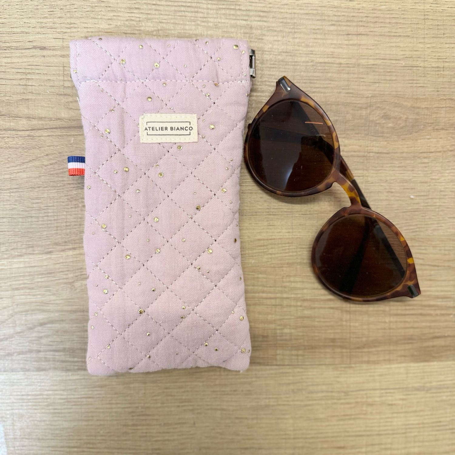 Etui à lunettes en double gaze matelassée à pois dorés