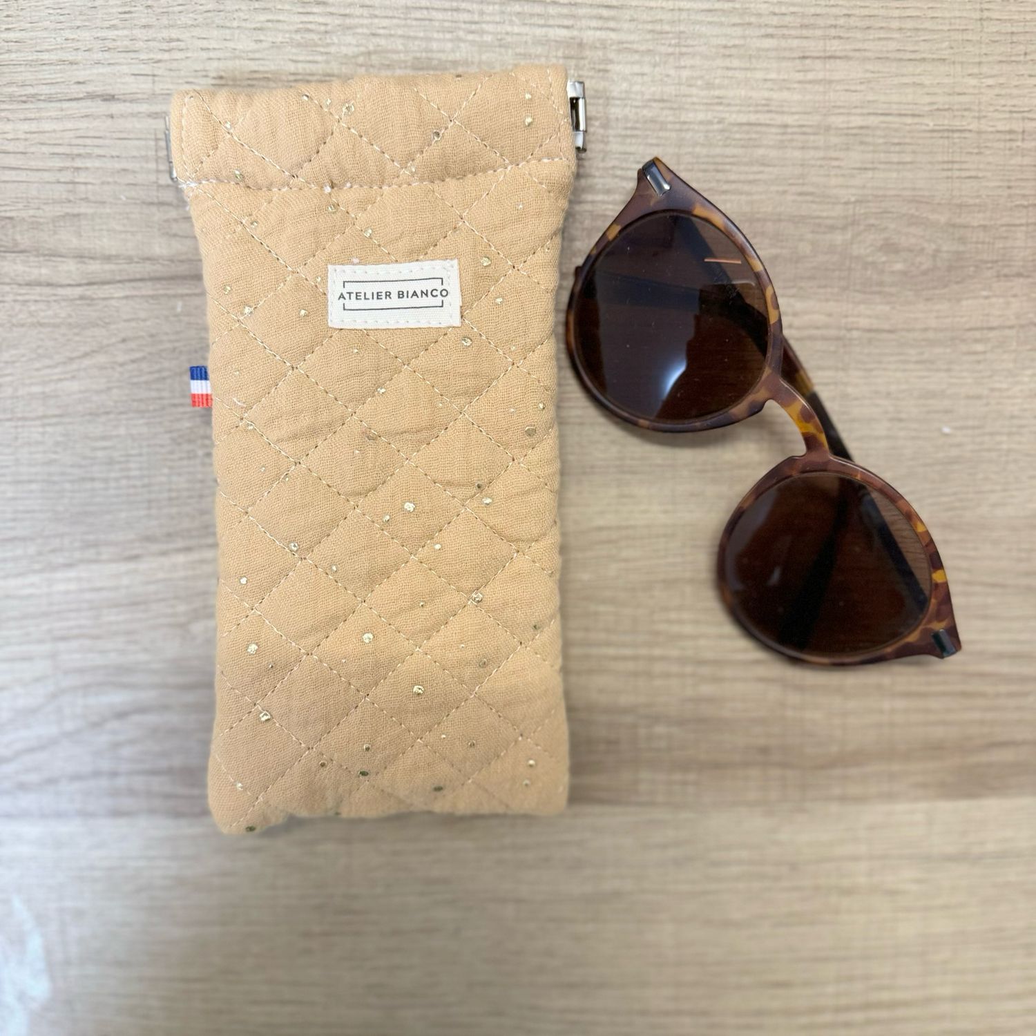 Etui à lunettes en double gaze matelassée à pois dorés