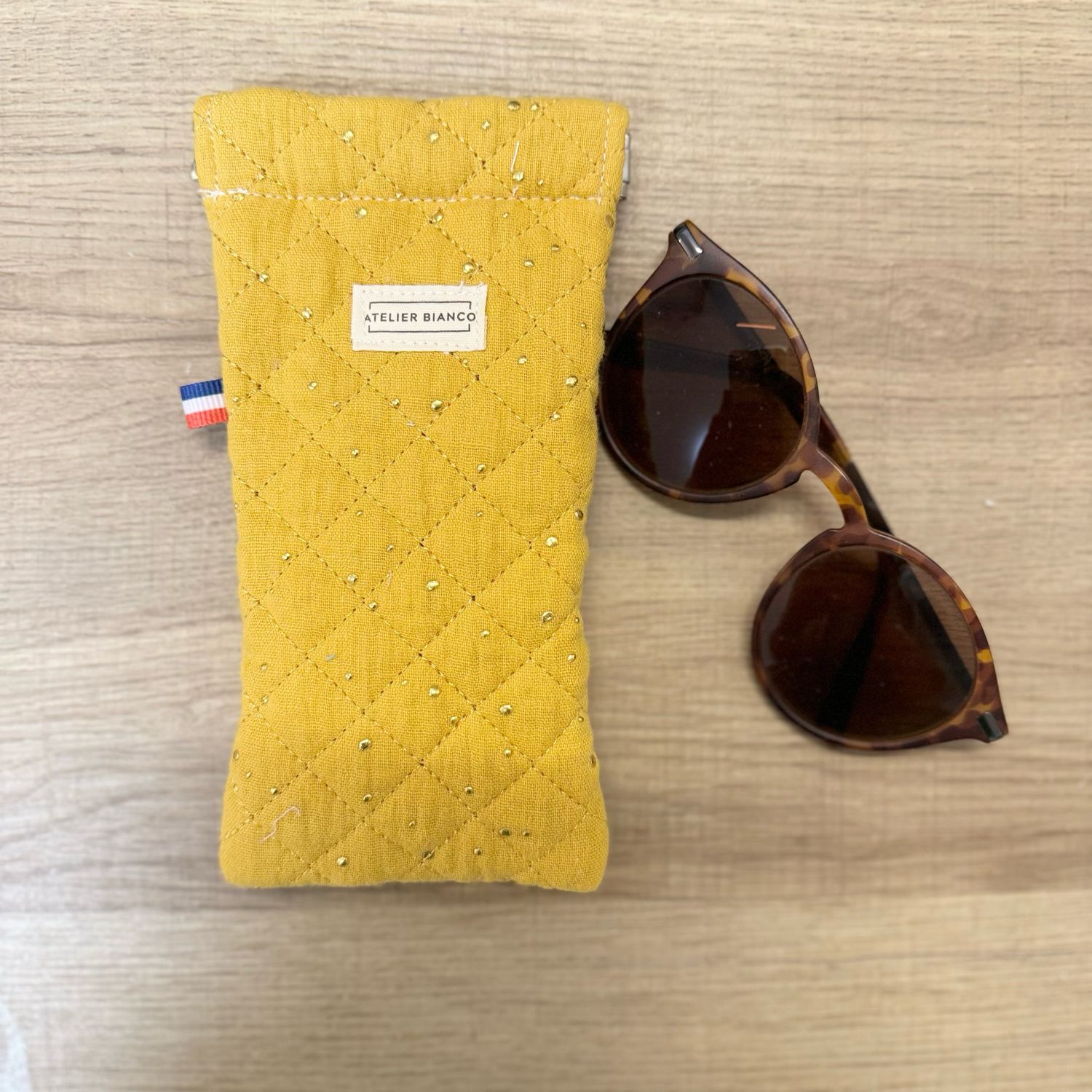 Etui à lunettes en double gaze matelassée à pois dorés