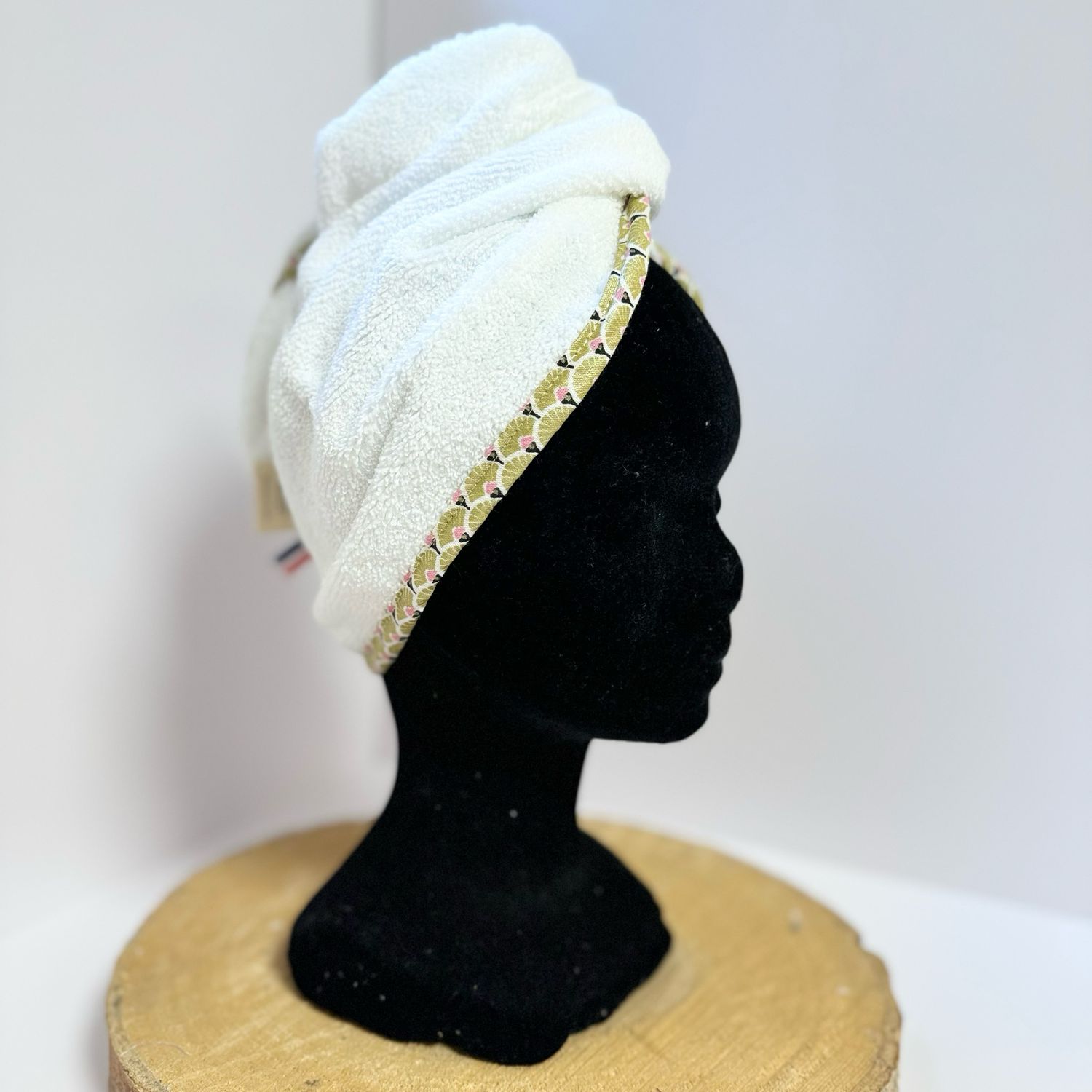 Serviette à cheveux et motifs géométriques dorés