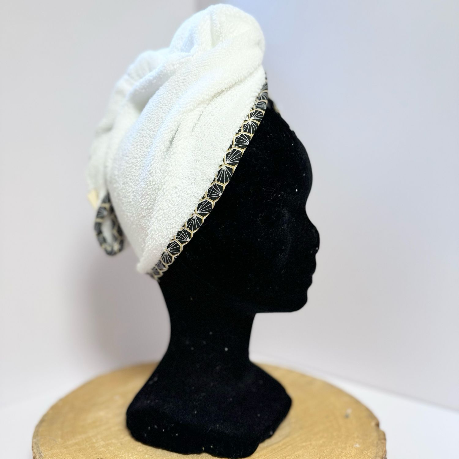 Serviette à cheveux et motifs géométriques noirs