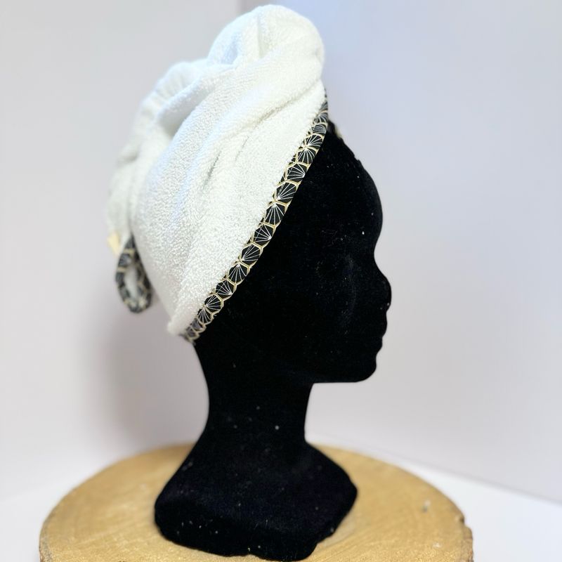 Serviette à cheveux et motifs géométriques noirs