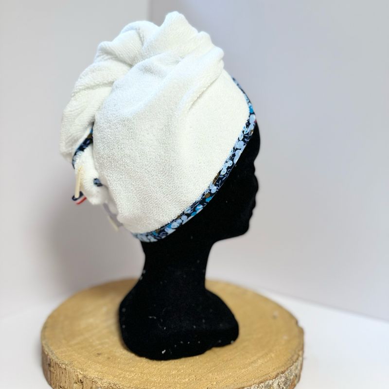 Serviette à cheveux et motifs fleuris bleus
