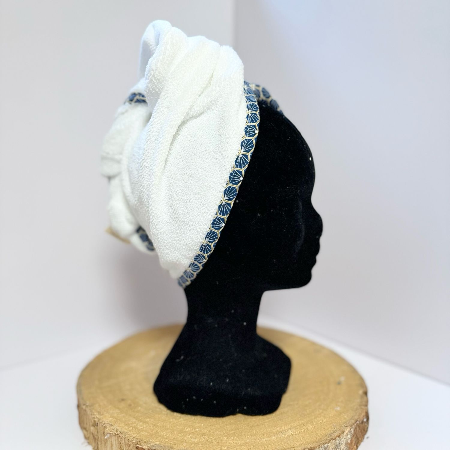 Serviette à cheveux et motifs géométriques bleus