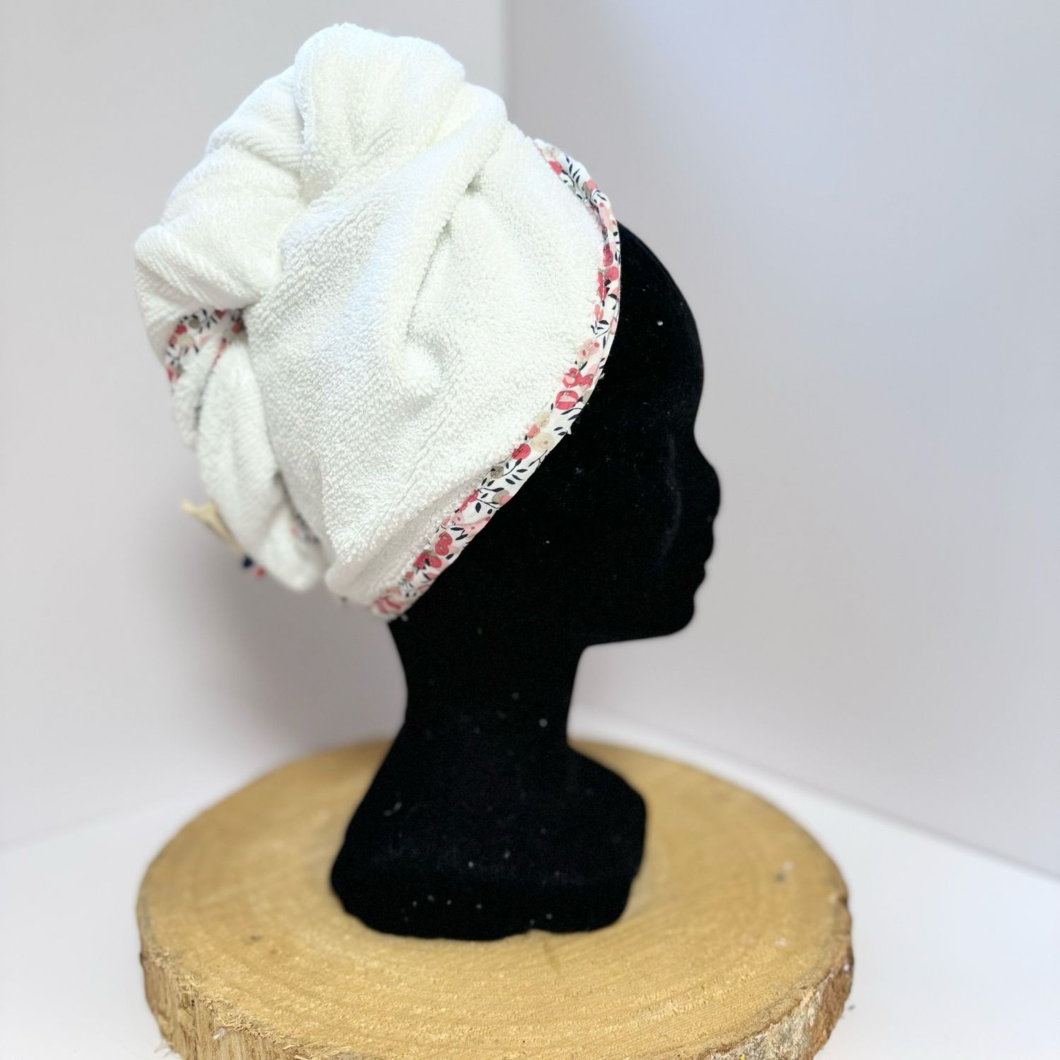 Serviette à cheveux et motifs fleuris