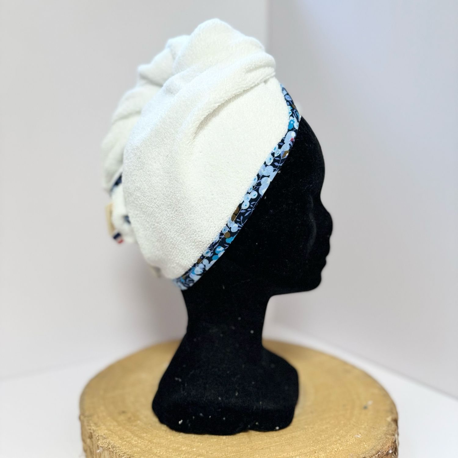 Serviette à cheveux et motifs fleuris bleus