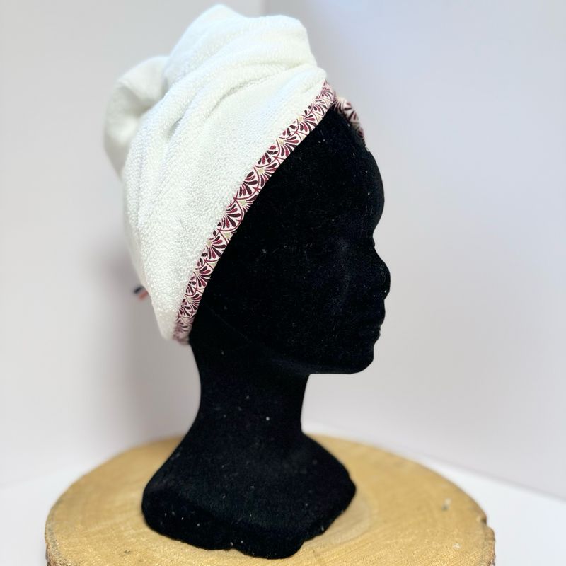 Serviette à cheveux et motifs géométriques violets