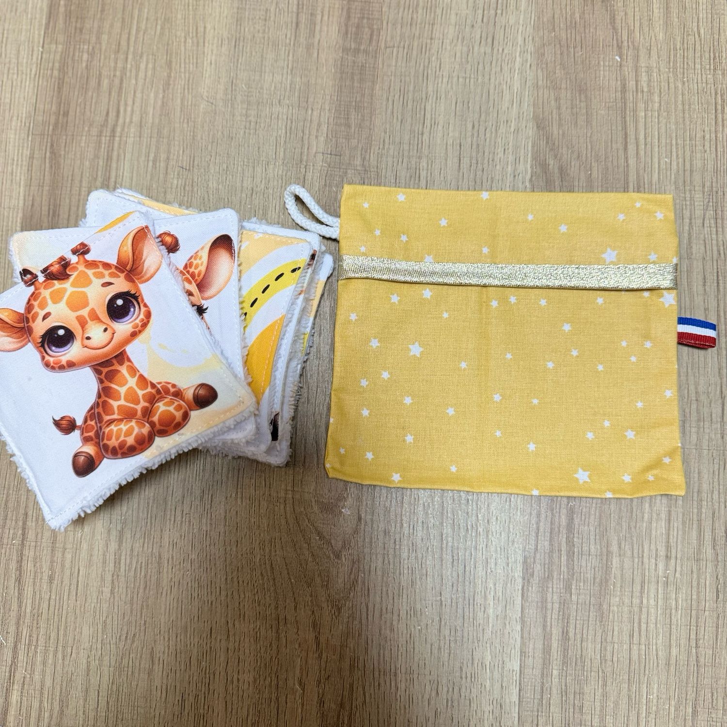 Ensemble lingettes lavables motifs girafe et pochette jaune à étoiles