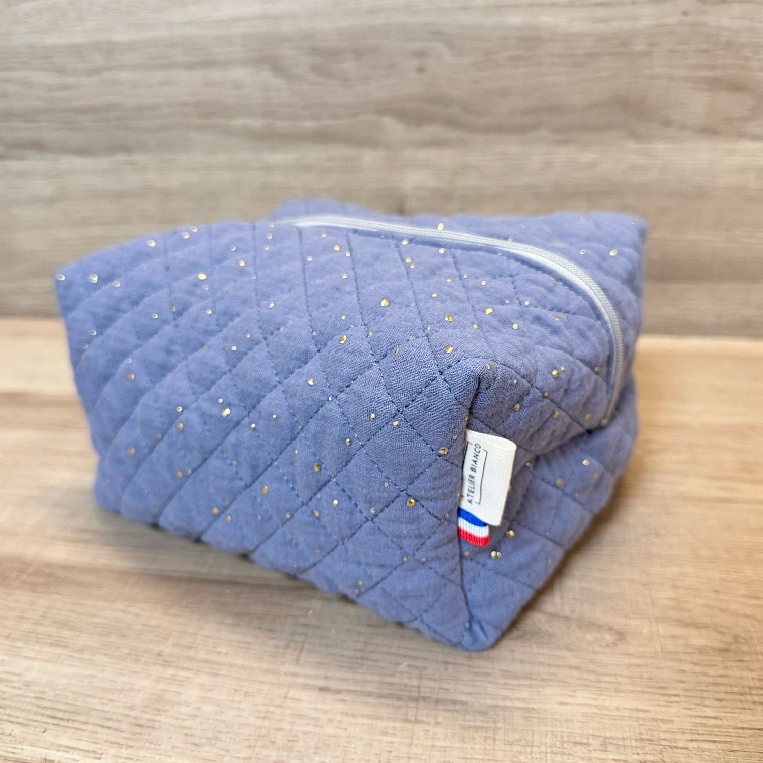 Trousse de toilette en tissu matelassé double gaze gris à pois dorés
