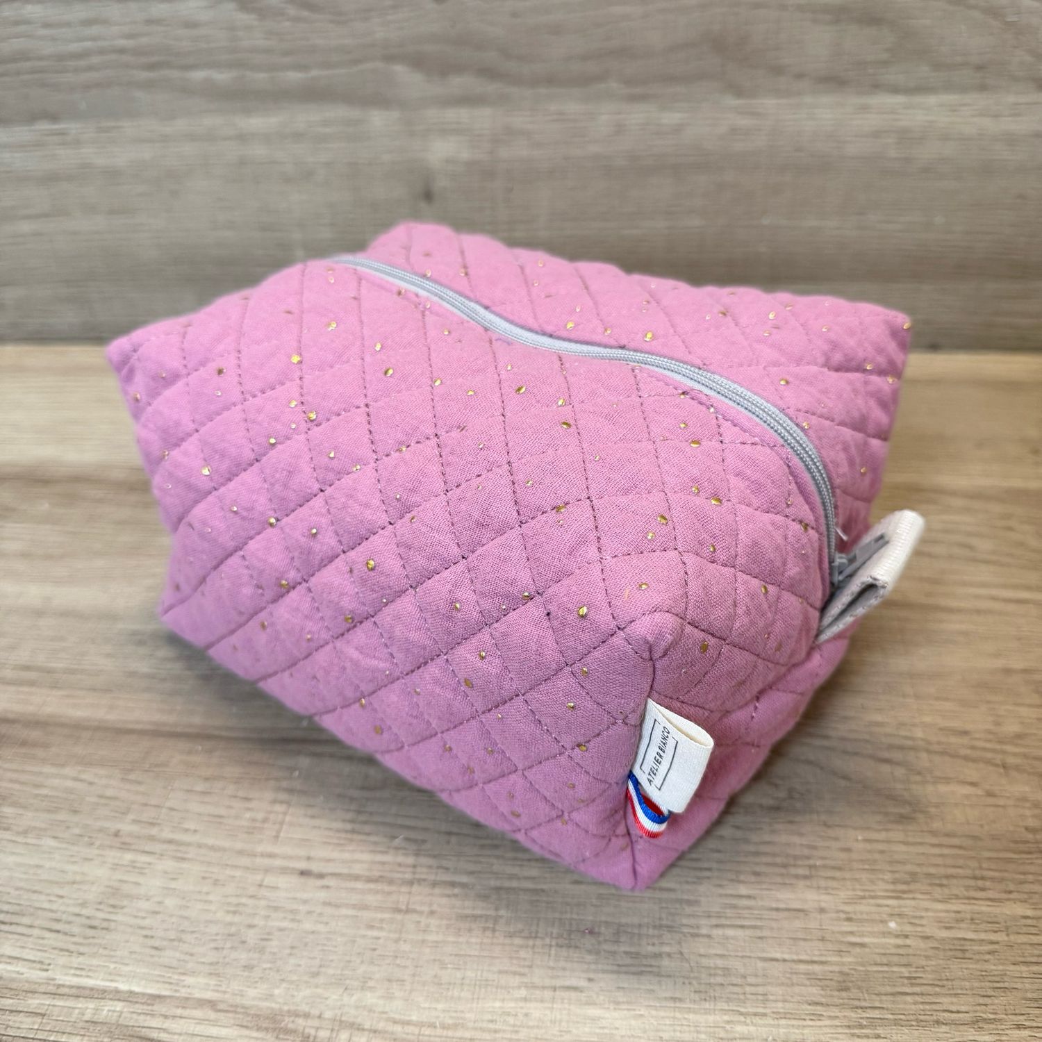 Trousse de toilette en tissu matelassé double gaze rose à pois dorés