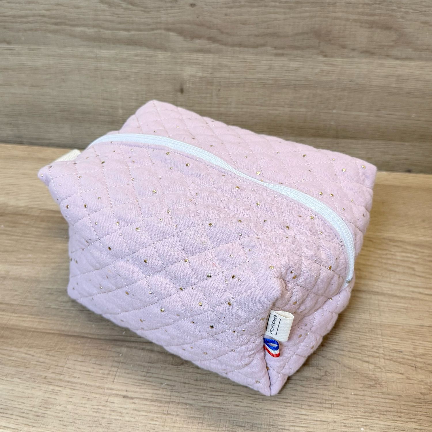Trousse de toilette en tissu matelassé double gaze rose pâle à pois dorés