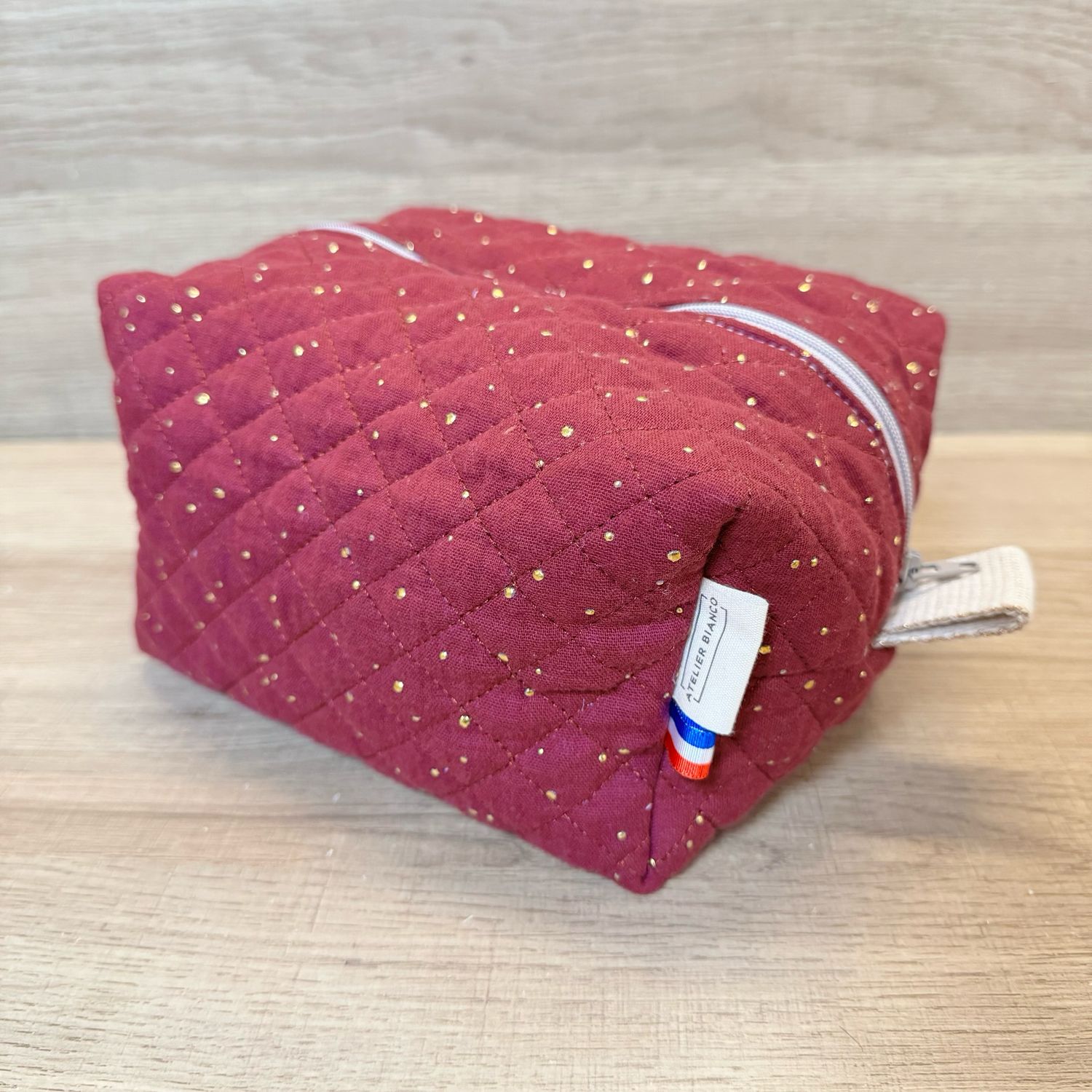 Trousse de toilette en tissu matelassé double gaze lie de vin à pois dorés