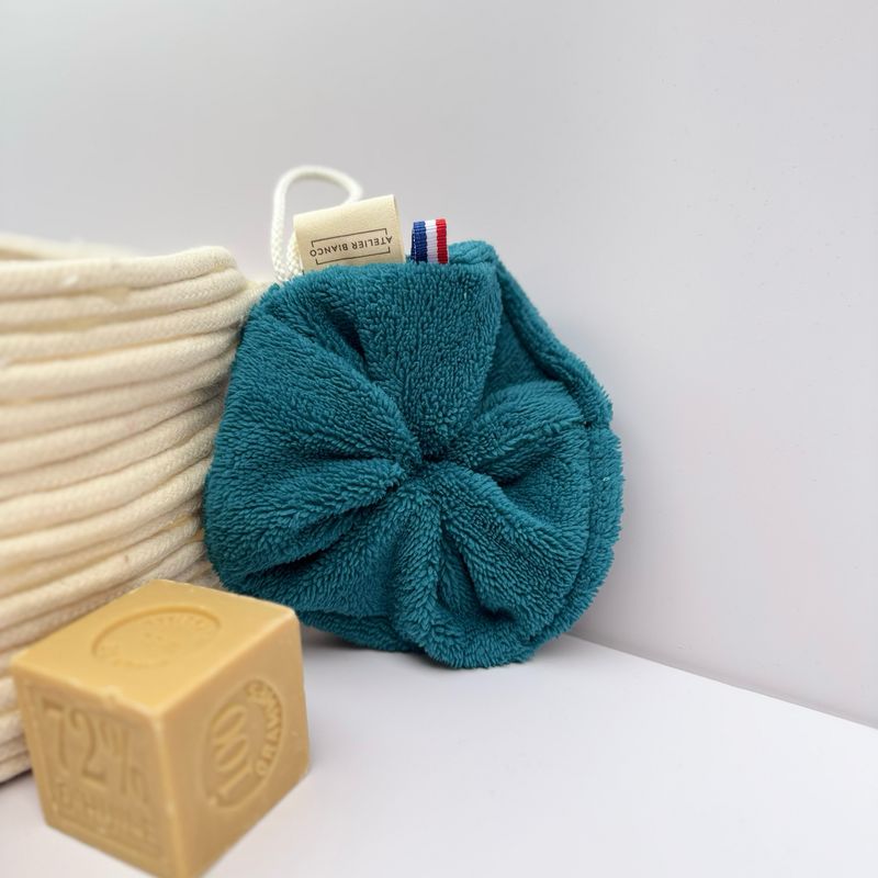 Fleur de douche bleu pétrole