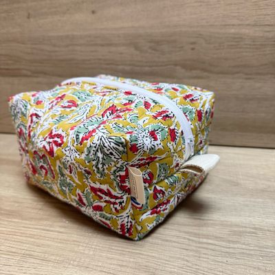 Trousse de toilette en tissu matelassé