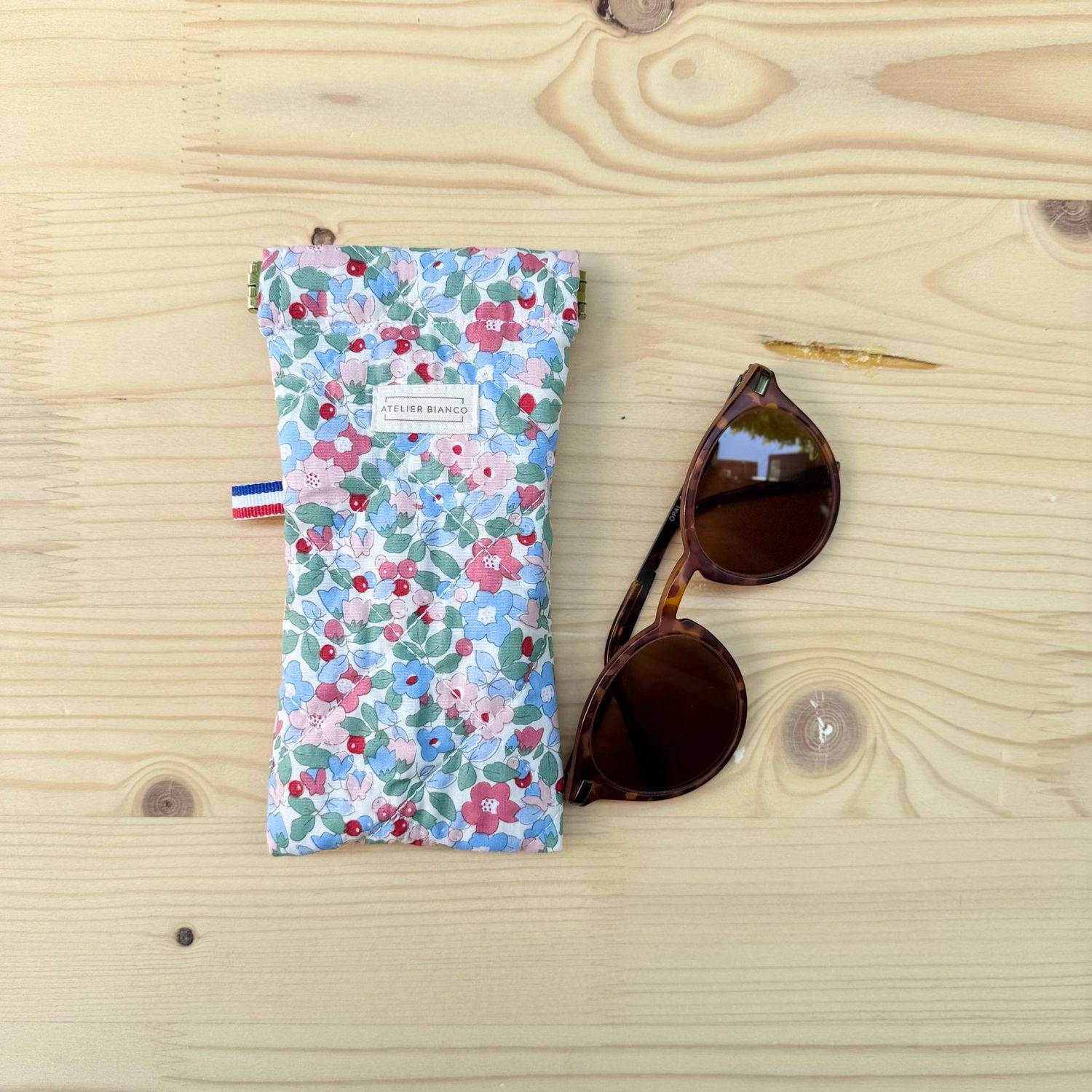 Etui à lunettes matelassé à motifs fleuris