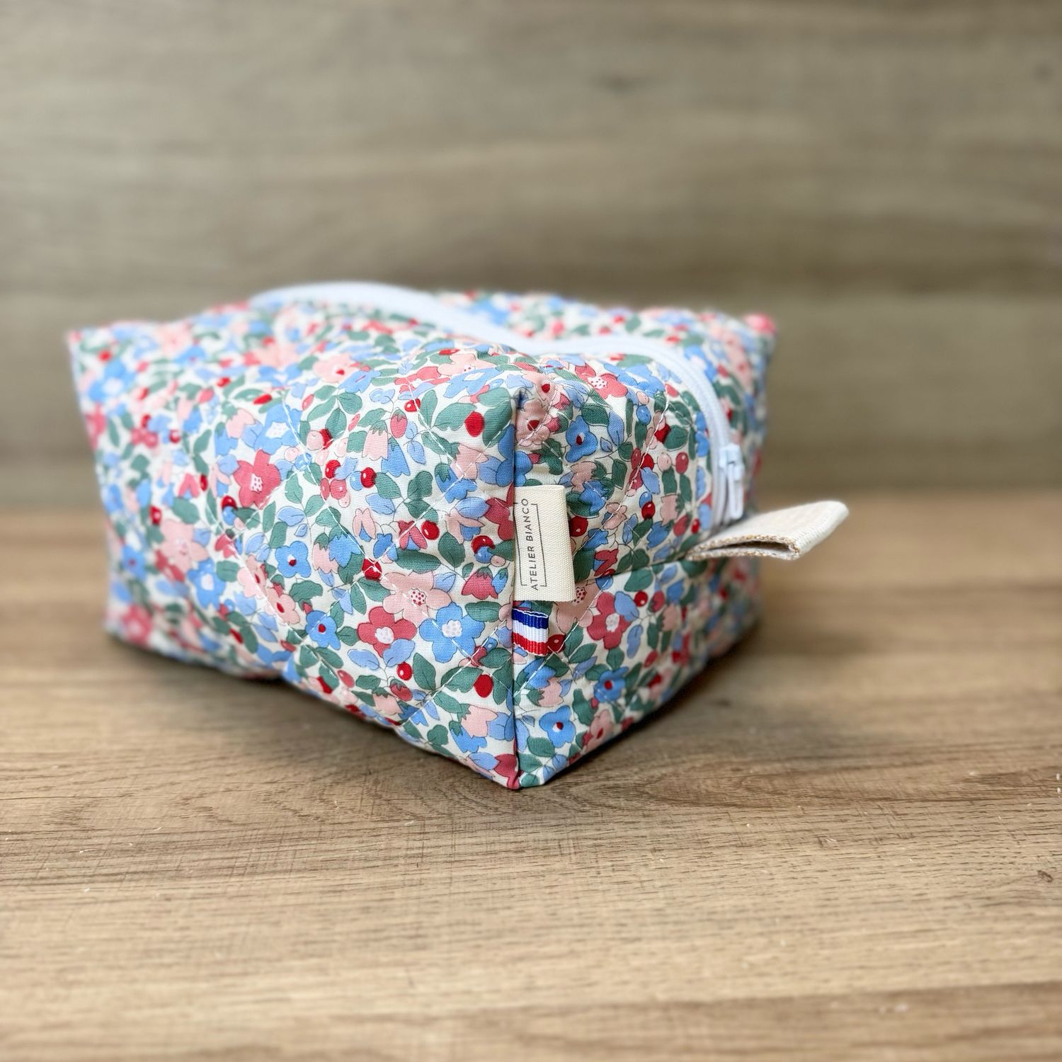 Trousse de toilette matelassée à motifs fleuris