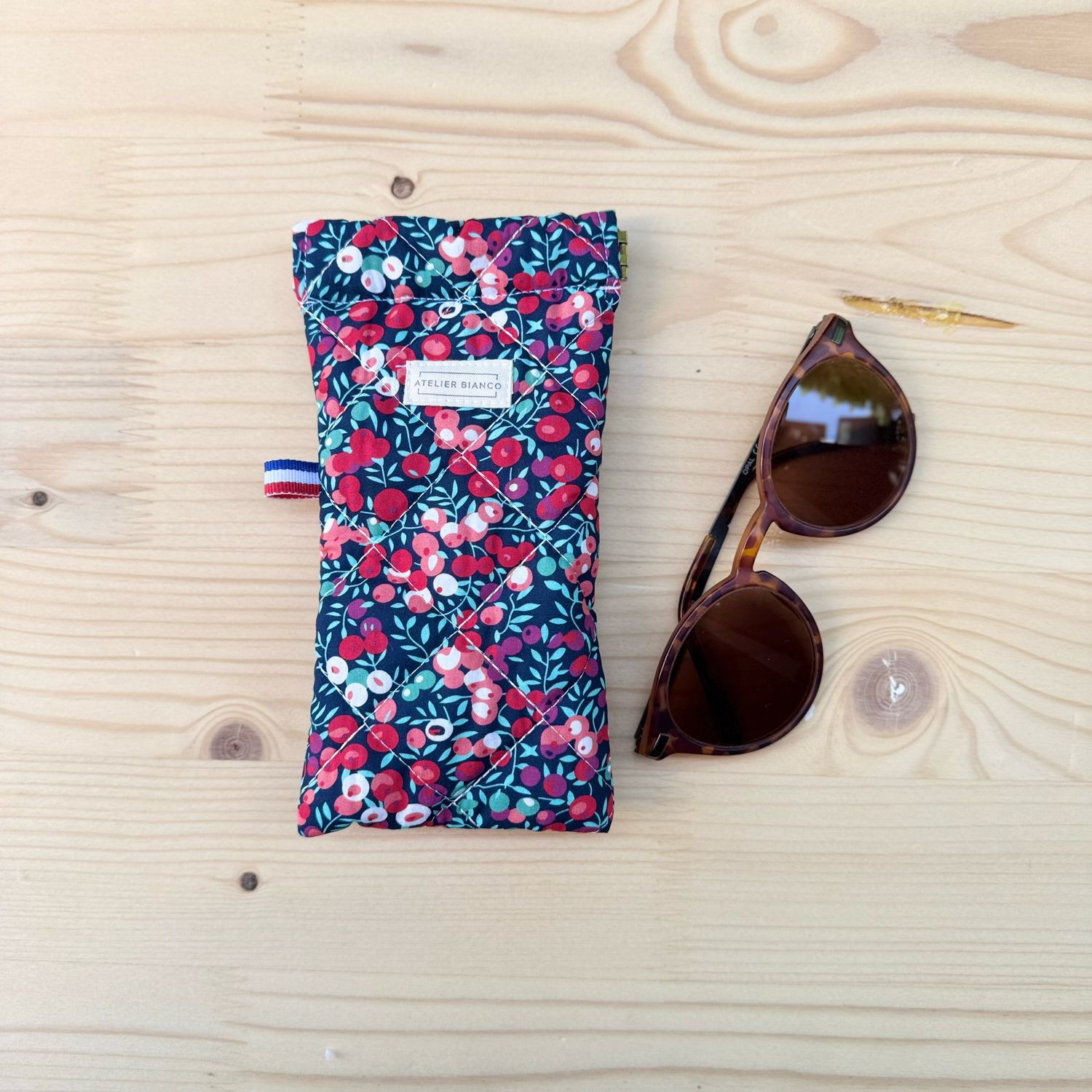 Etui à lunettes matelassé à motifs fleuris