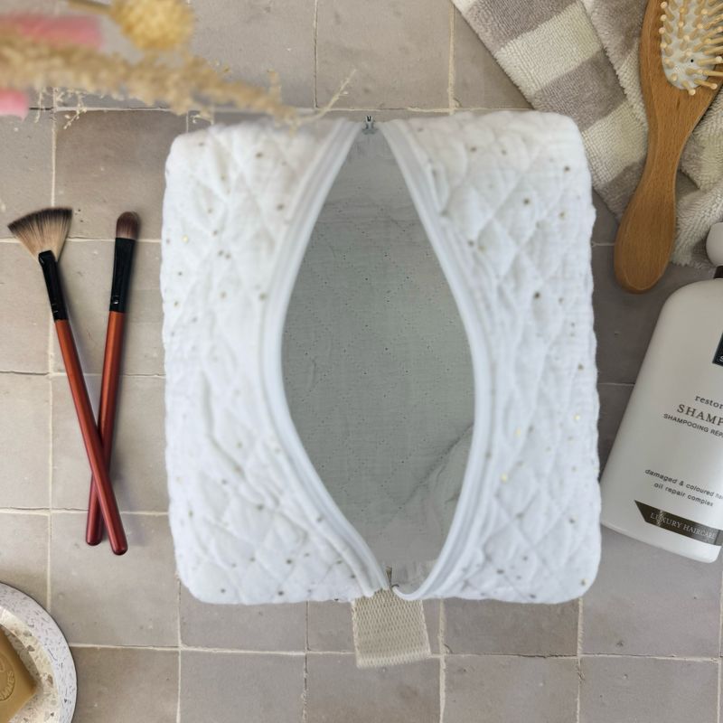 Trousse de toilette en tissu matelassé double gaze blanche à pois dorés