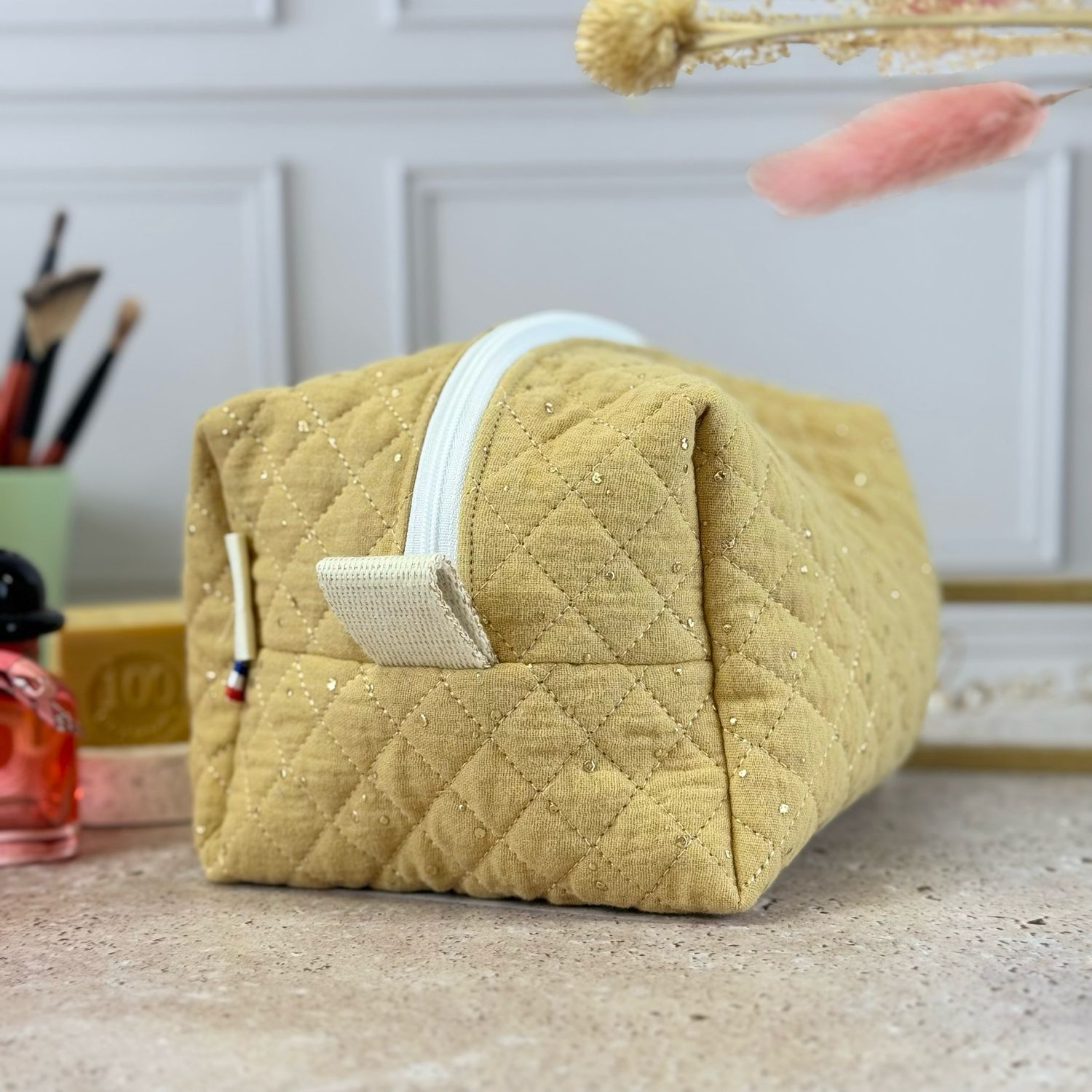 Trousse de toilette en tissu matelassé double gaze moutarde à pois dorés