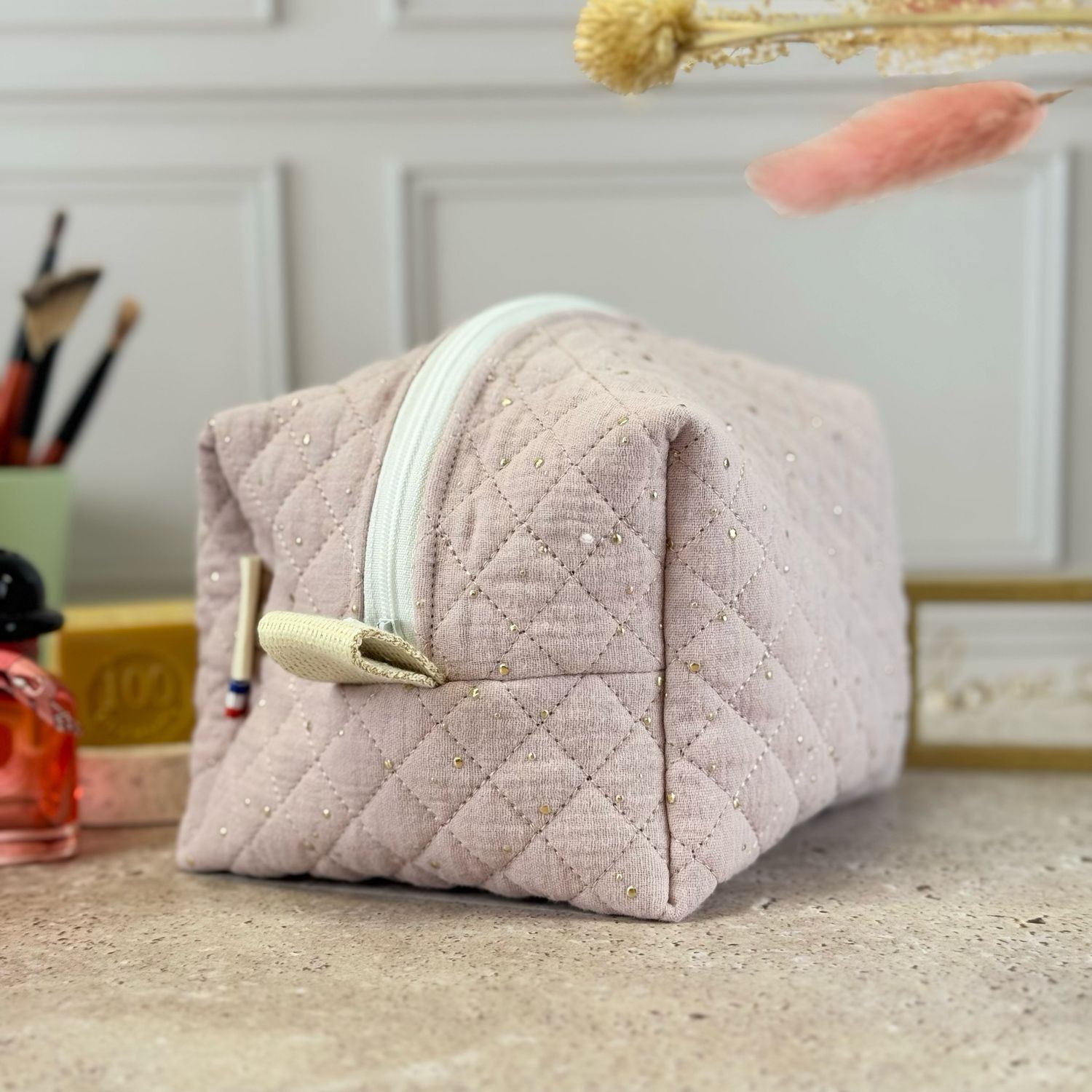 Trousse de toilette en tissu matelassé double gaze rose pâle à pois dorés